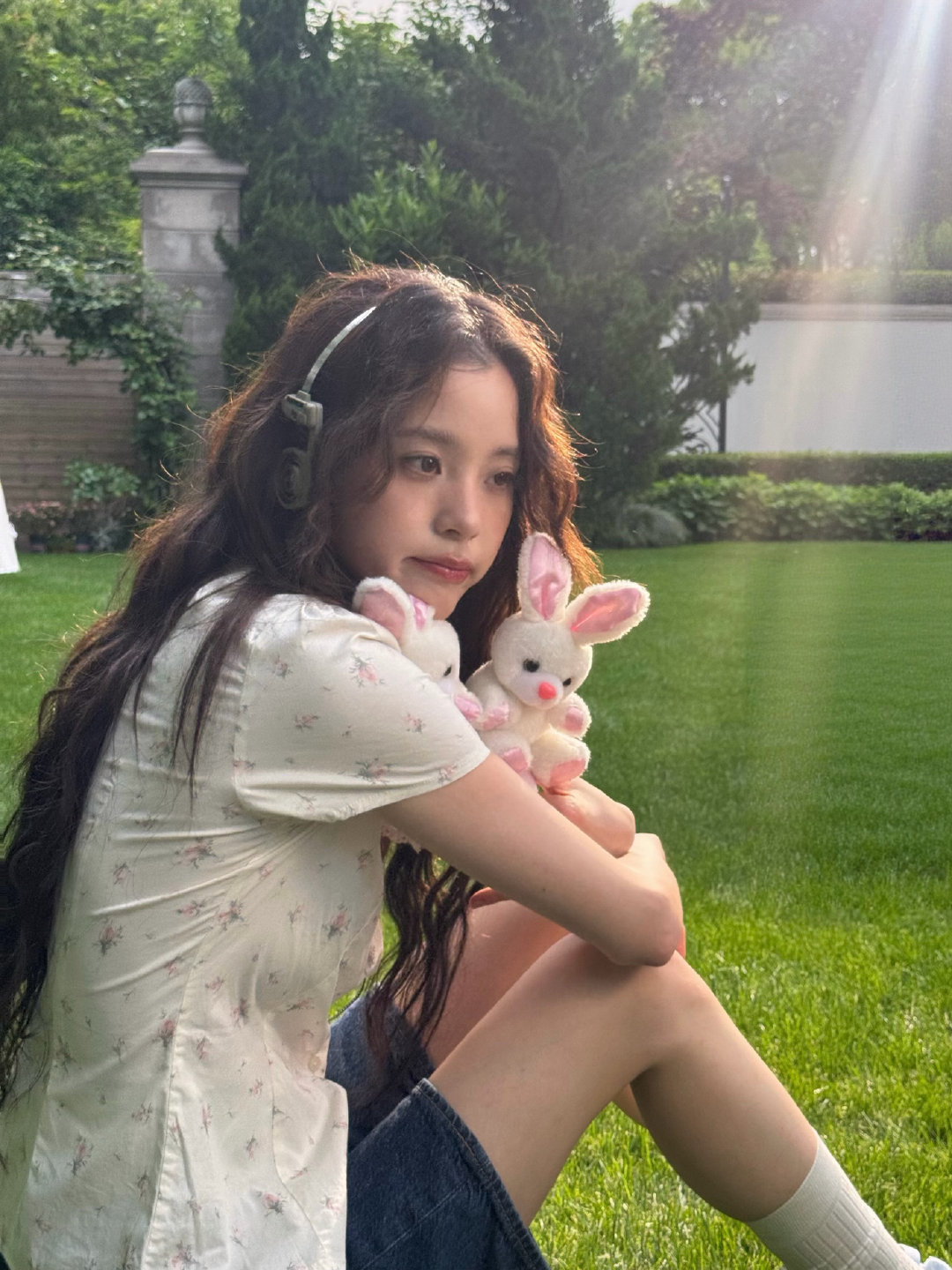 欧阳娜娜草坪晒太阳随拍欧阳娜娜草坪晒太阳随拍来啦碎花衬衫短袖造型少女感满满，是