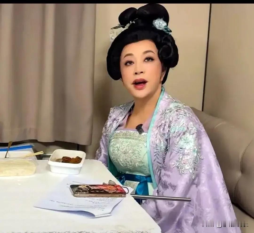 瞧瞧刘晓庆！75岁还在演武则天，连手机壳、屏保都是自己的武则天剧照。看来，她已经
