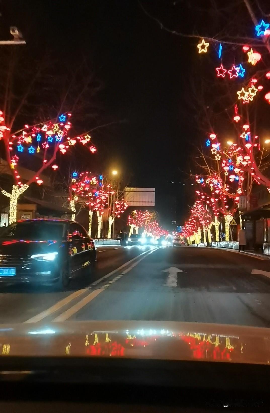 春节越近，心里却越空落落的。初一中午那顿饺子吃完，年味好像就散了。下午太阳明