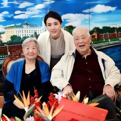 于洋和杨静两位艺术家，晚年的留影，相恋76年，去世相隔一个多月在光影的记忆深