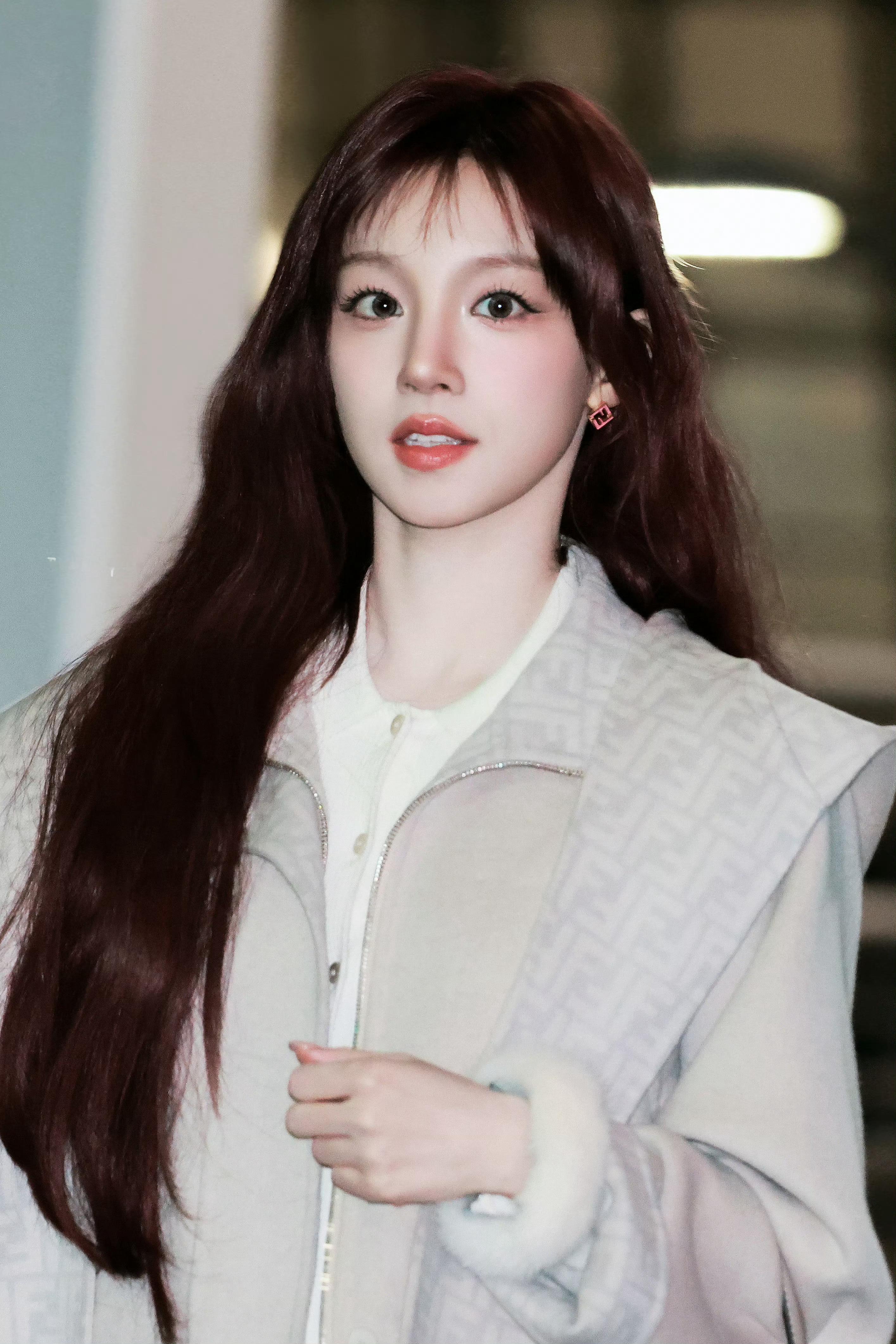 宋雨琦出席米兰时装周Fendi大秀机场图氛围感女神，闪耀米兰✨