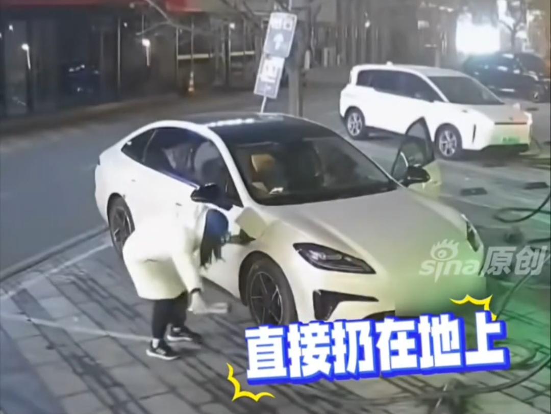 这下出名了！山东，一女车主开着新能源车来充电站充电，等电充完，她随手拔下充电枪，