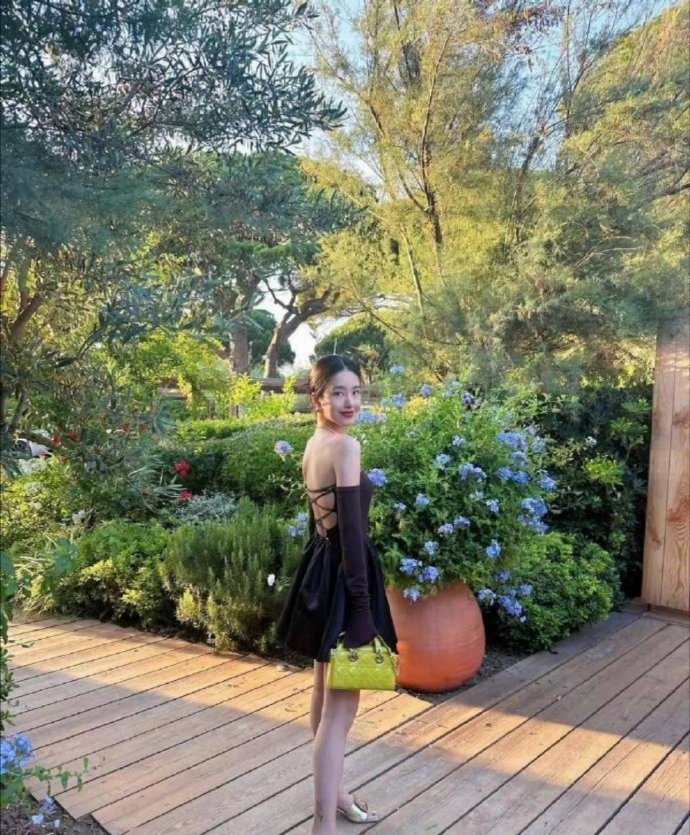 杨采钰嫁给陈金飞后更美，穿露肩抹胸连衣裙喝下午茶，一身的优雅贵气，穿搭凸显女性的