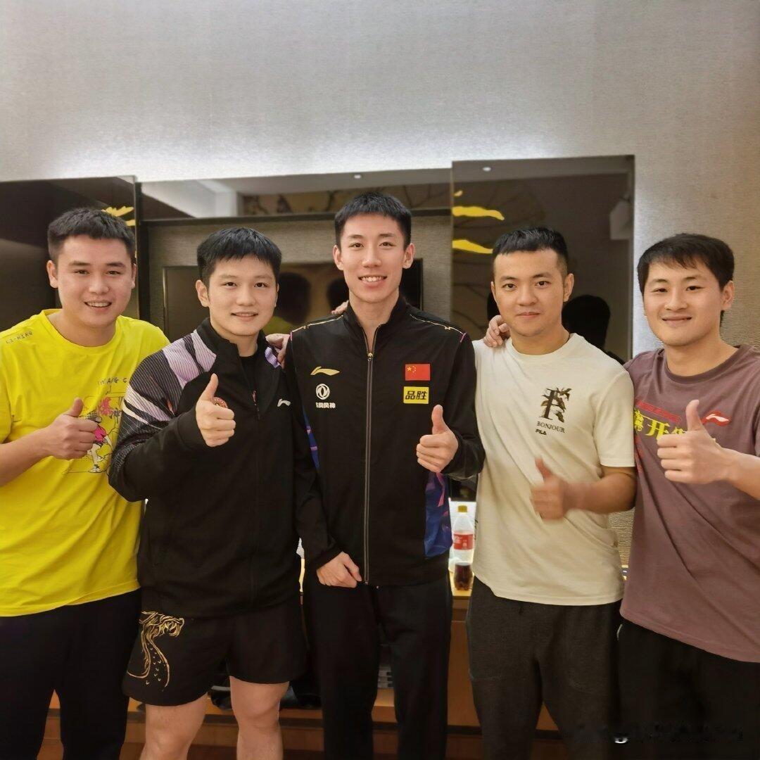 我终于把国乒欢乐谷小分队的成员搞清楚了，他们是樊振东、程靖淇、郑培锋、朱霖峰和赖