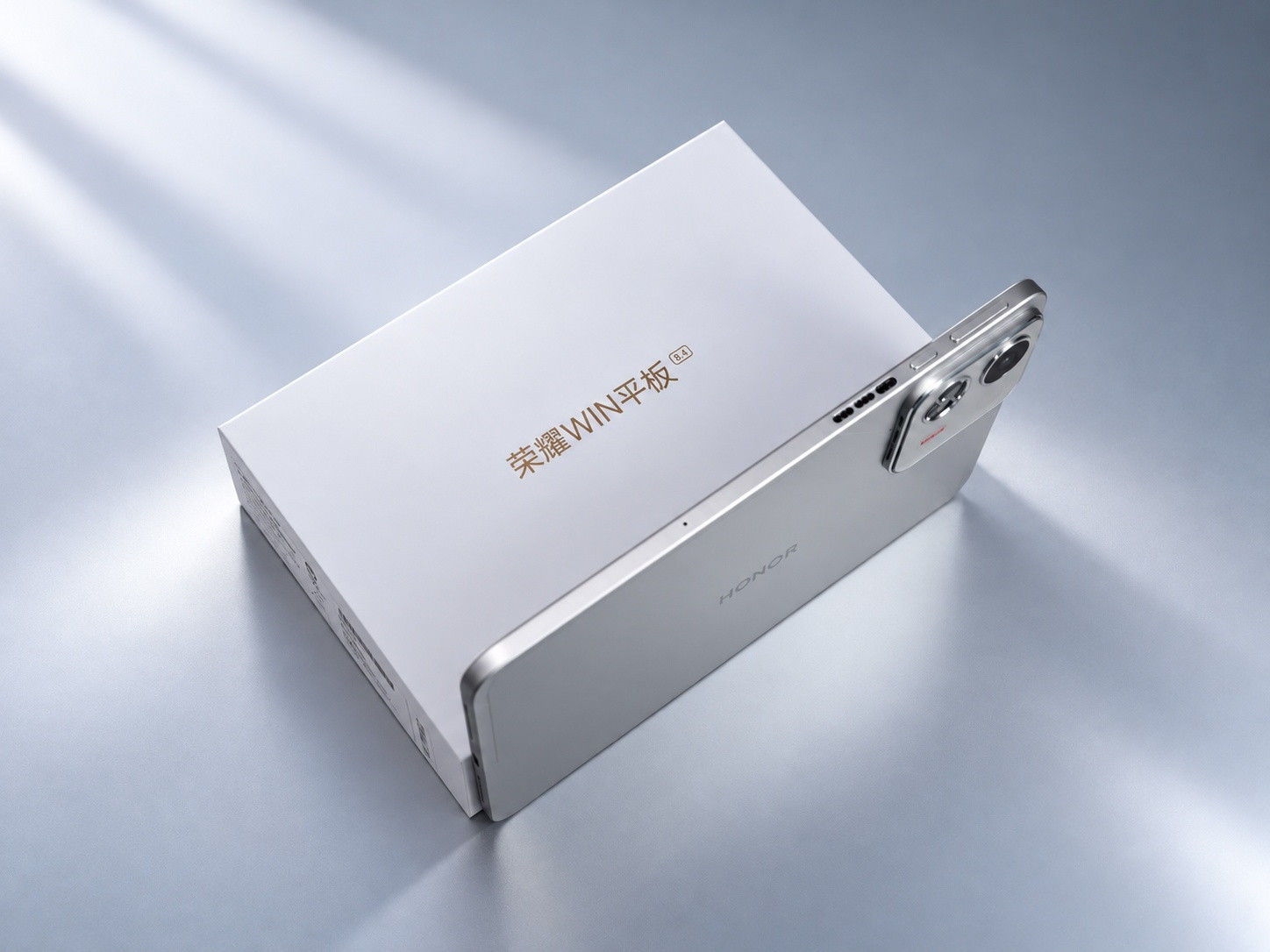 #荣耀WIN平板#荣耀这款WIN小平板，算是精准踩中了小众玩家的需求。银色简约机身看着克制低调，内里