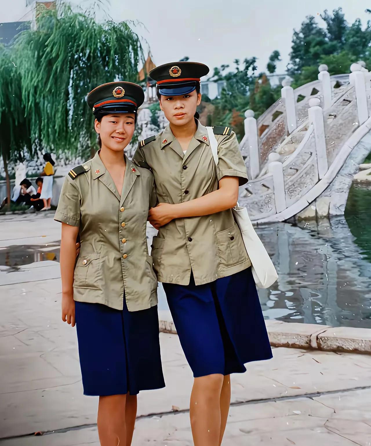 这张照片拍摄于1988年5月1日，云南省昆明市某部队两名女军人休假时，在公园里游