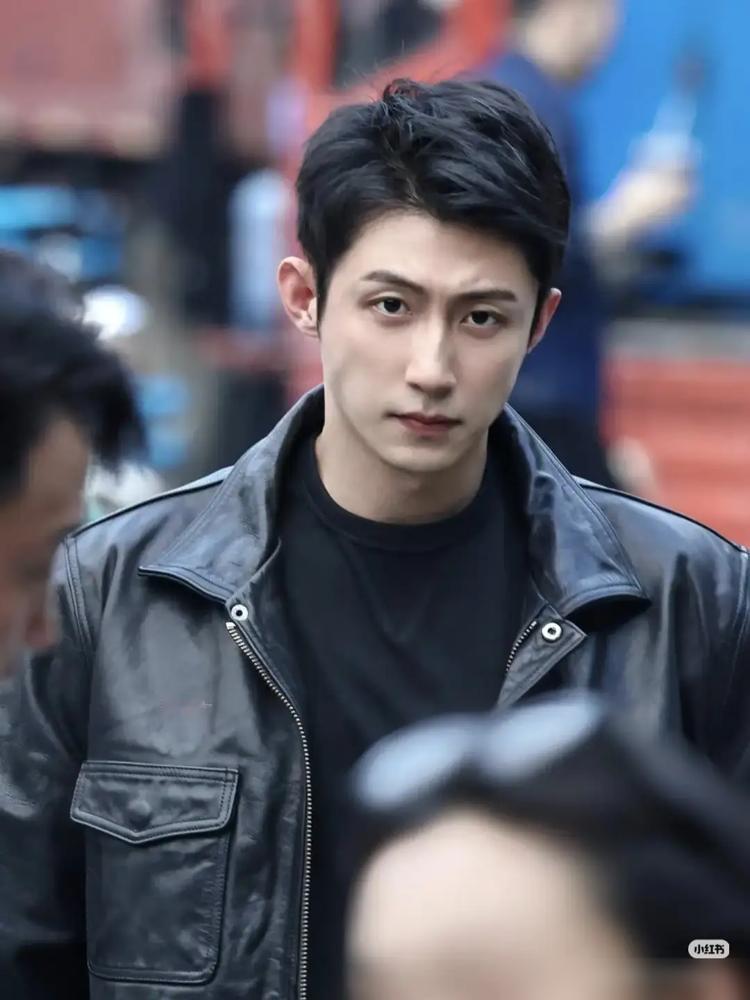 29亿票房的硬汉黄景瑜，死活不碰古装。别人挤破头的古装剧，他看都不看。本人直