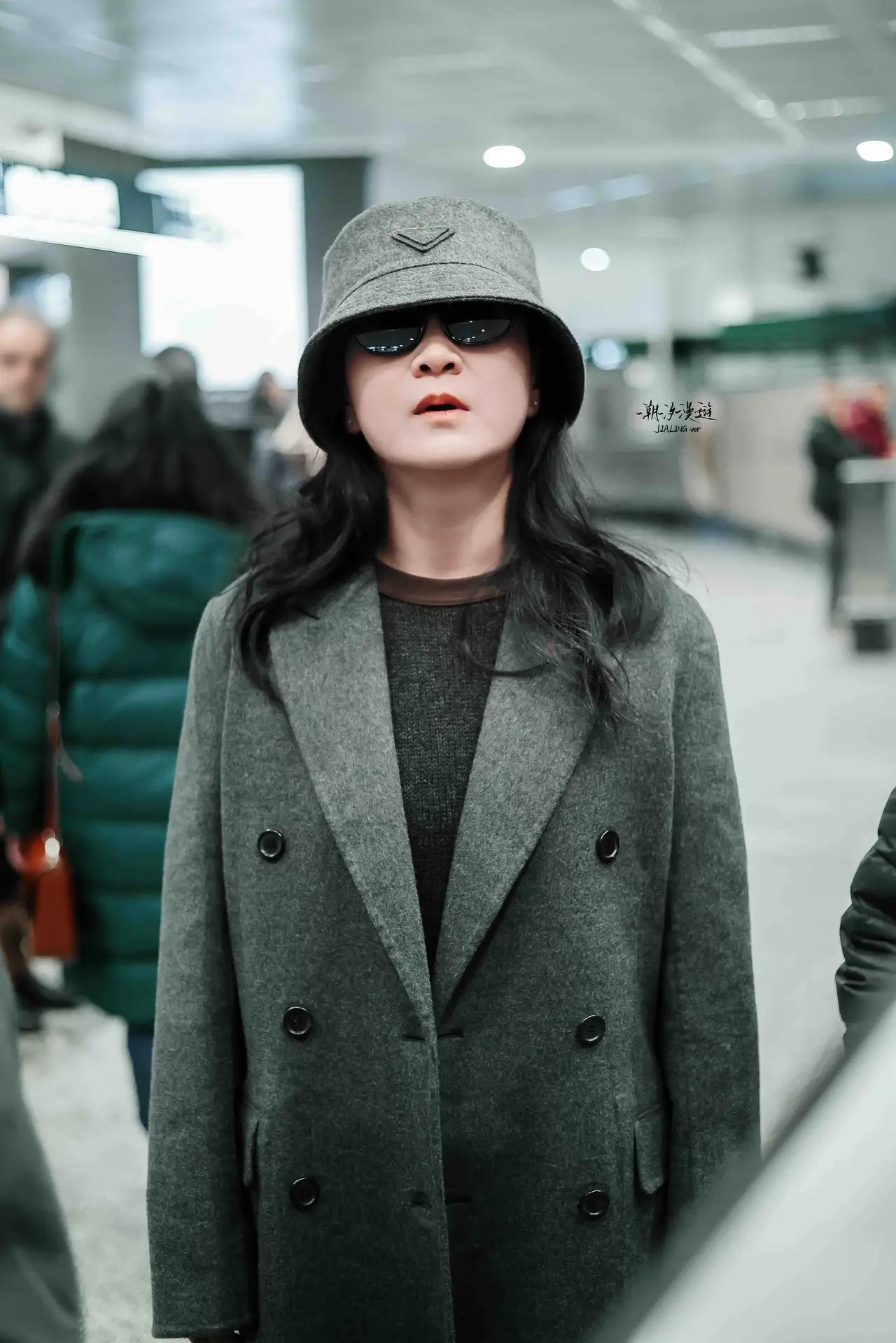 贾玲现身机场随拍照，又美又飒！穿大衣搭配渔夫帽又飒又酷！贾玲的衣品真是越来越有