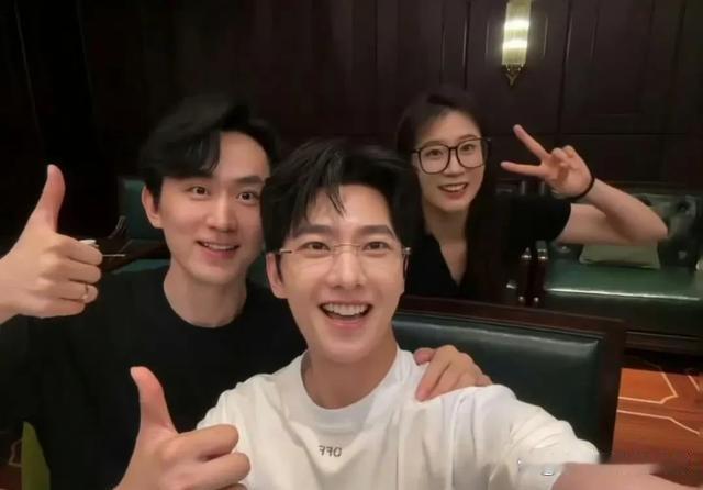 杨洋活动后直奔同学会，素颜坐C位，多年不见的少年感太绝了