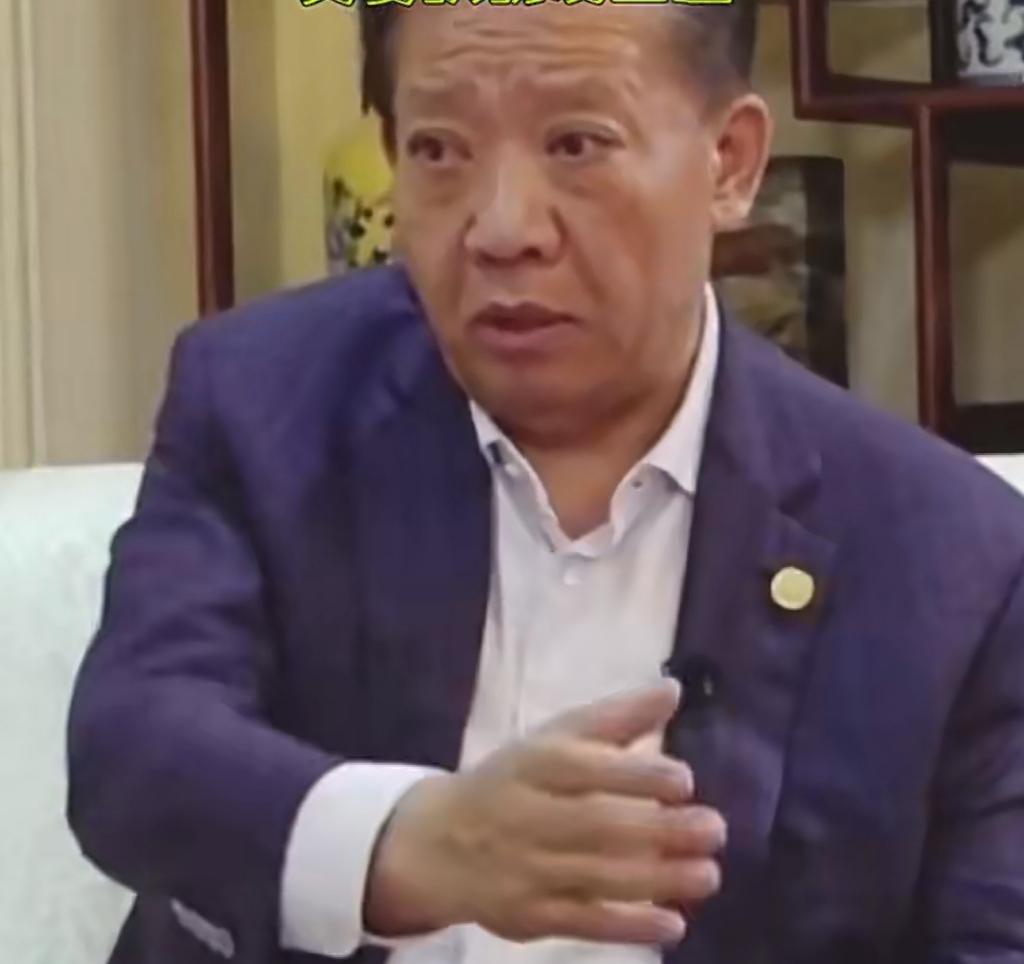 黑龙江大庆，葵花药业老板关彦斌趁老婆张晓兰出差，把女秘书领进家，在床上滚到一起。