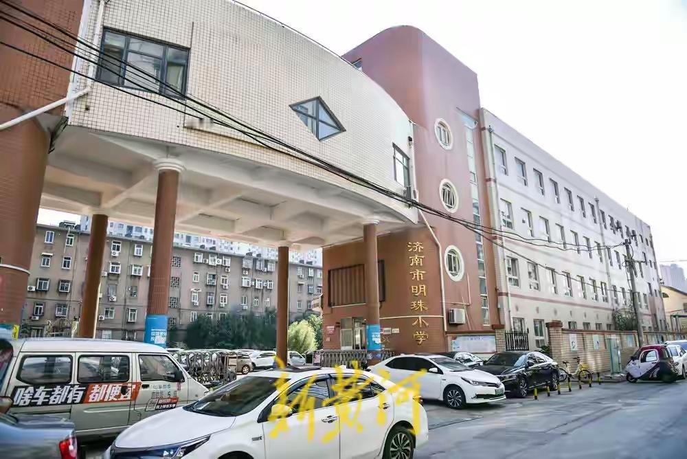 原来济南火车站旁边的济南市明珠小学早在2023年就搬走了，但一直到现在才着手拆。