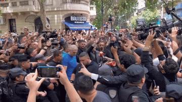 米莱的执政水平如何，不评论。但是他在阿根廷大街上还是真受欢迎，他也不避讳、不忌惮