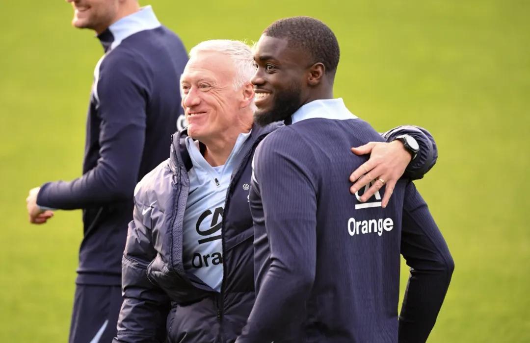 法国队主帅德尚在接受德国天空体育采访时谈到了乌帕梅卡诺的合同问题。德尚说：“我知