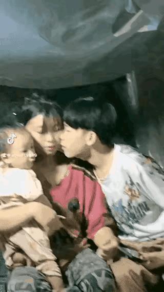 这两个的父母，不知道是怎么想的？自己都还是一个孩子，还需要父母照顾，就让他们结婚