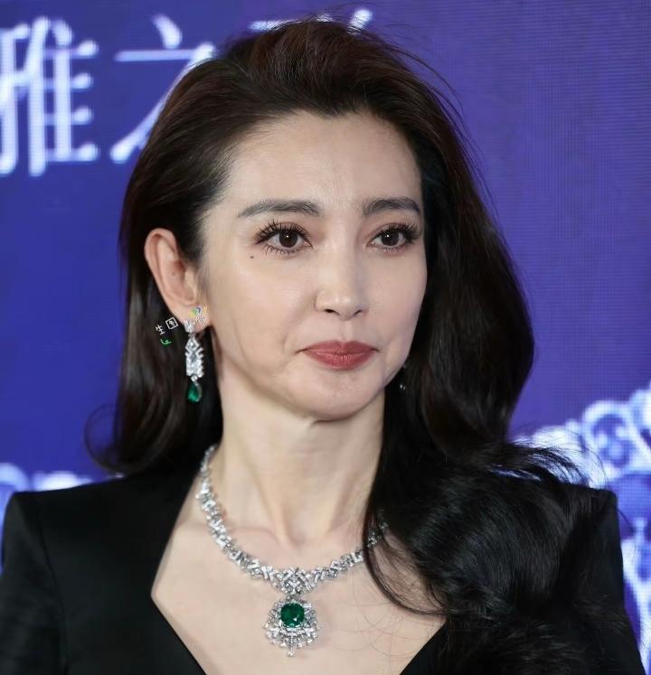 1999年，富商石涛追李冰冰，上来就送30万丰田。李冰冰一句话怼回去：打发要饭的