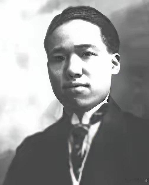 西路军政治部主任李卓然战败后，率领两千余名红军战士退到祁连山，坚持打游击，祁连山