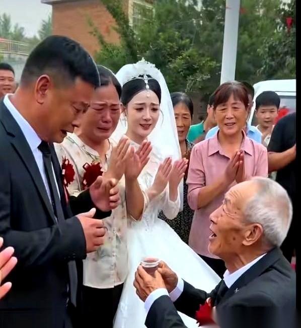“爸！妈！我一定好好照顾她！你们老了，我给你们养老！”73岁的新郎官，胸口别着