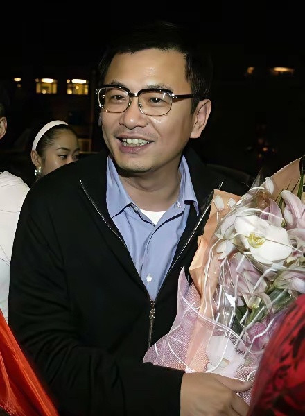 王家卫不戴墨镜的照片，原来是长这样的，这长相也不丑吧，为什么平时在公开场合王导基