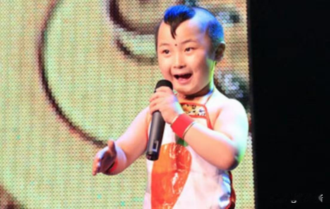 6岁上春晚8岁去世，被父母“吸干血”的邓鸣贺，悲剧谁来买单在灯光璀璨的舞台中央