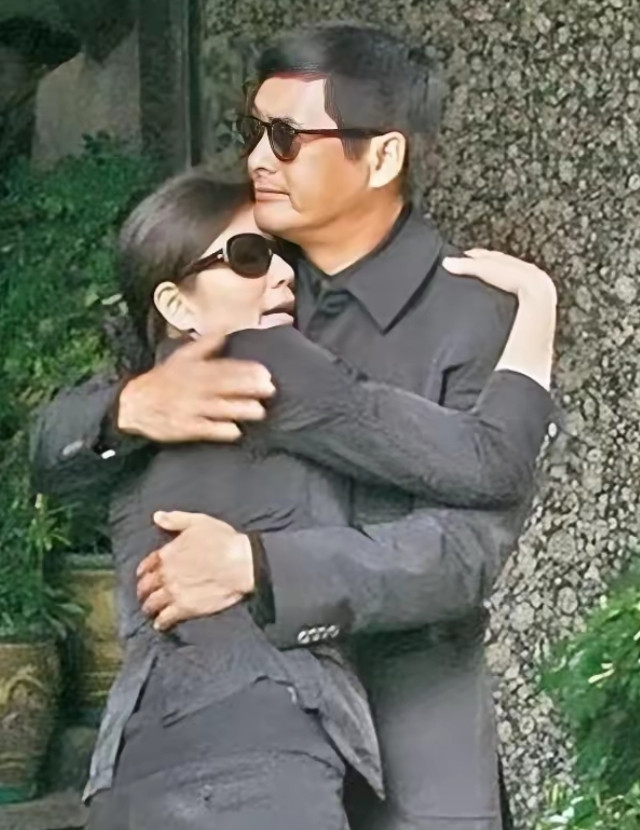 2007年，钟楚红丈夫朱家鼎的葬礼上，她一头扎进周润发怀里大哭，那场景看着太让人