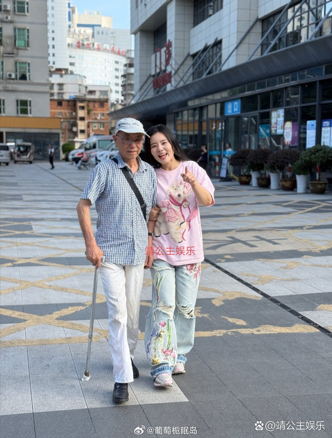 50岁龚琳娜回贵阳老家探亲，和父亲打卡她上过的小学和中学，拍摄留恋。父女俩相伴逛