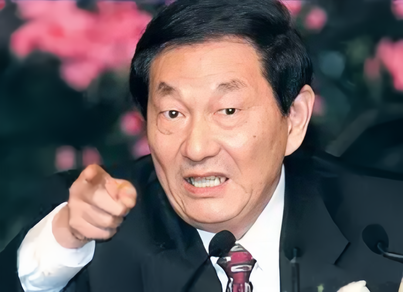 朱镕基担任上海市长期间，上海市的出租车严重地供不应求，叫车难，等车难，上了车，司