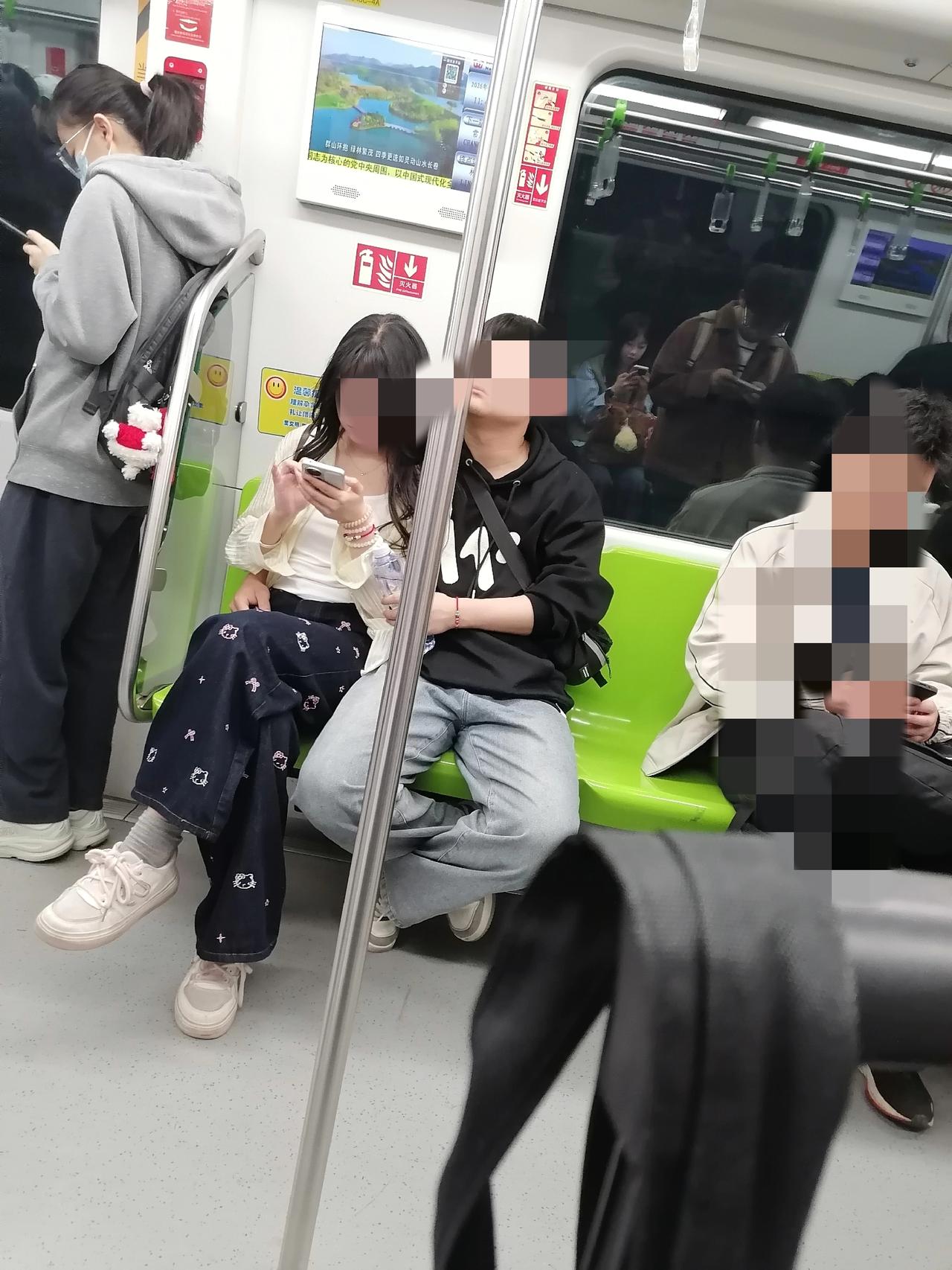 如今的青年男女，究竟是怎么了？刚刚在地铁上，我身旁坐着一对男女，对面也坐着一对男