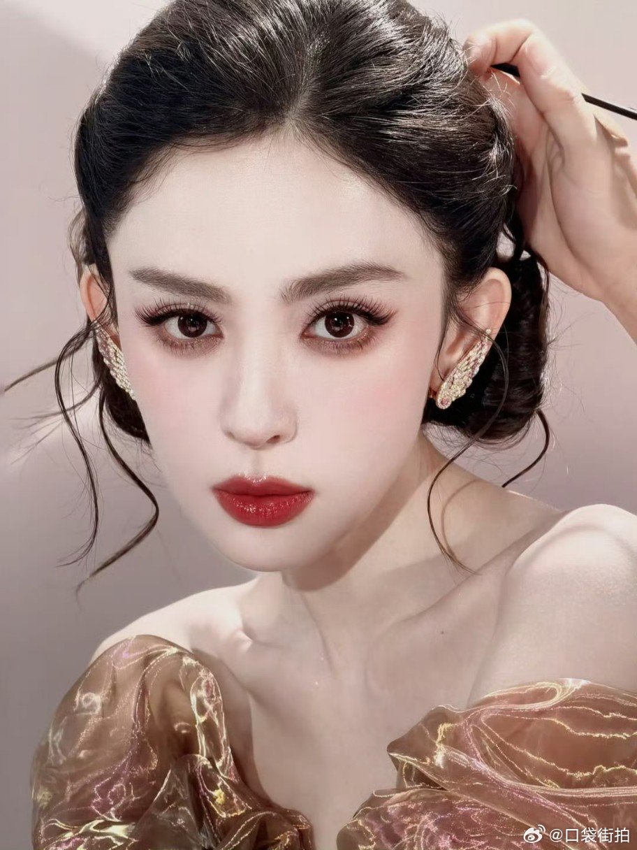 娜扎给所有人一个措手不及的更新今天的娜扎简直美我一大跳，完全就是一块儿粉嫩小蛋糕