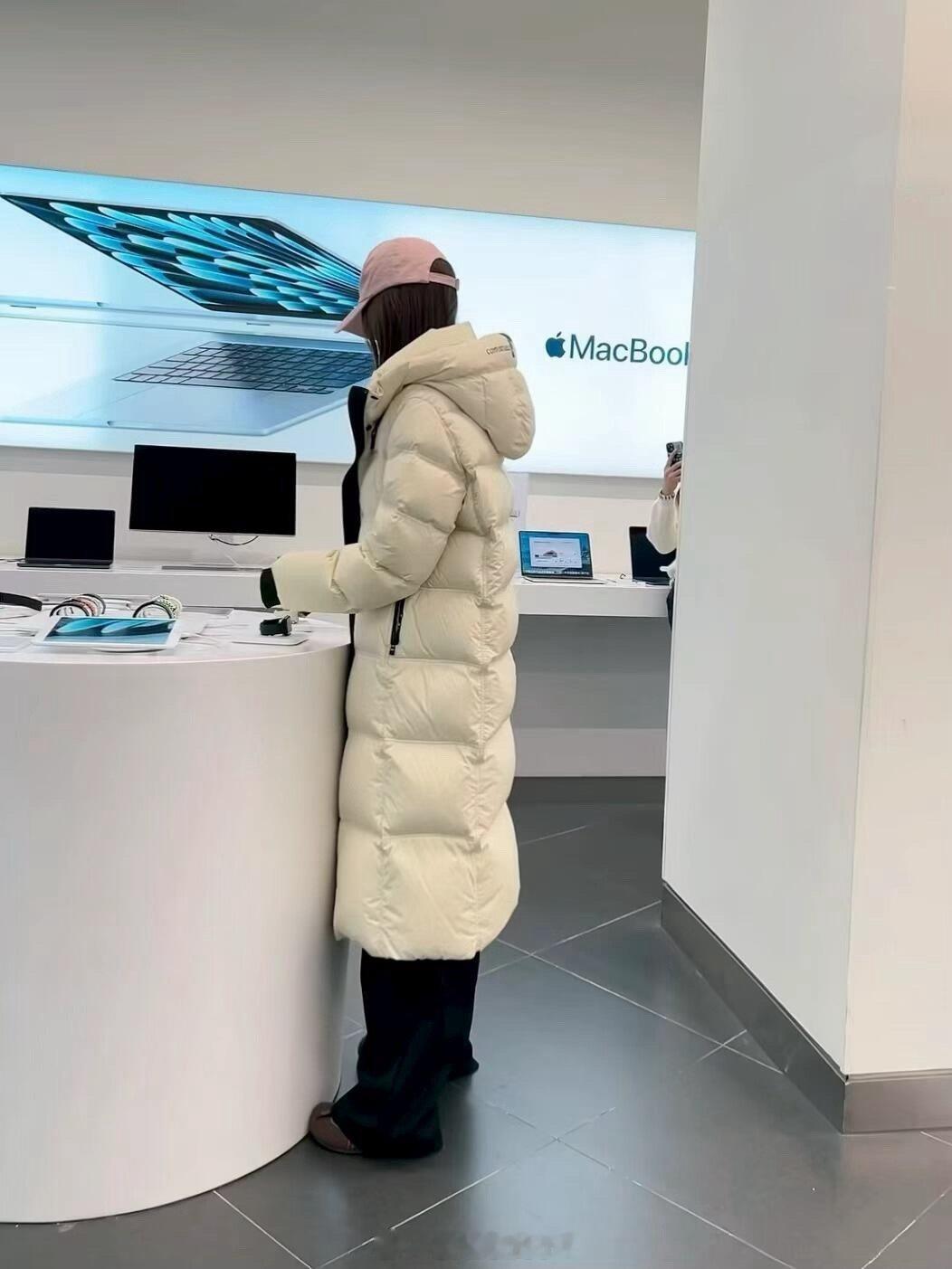 在苹果店看到了一见钟情的羽绒服！我勒个老天奶啊！怎么会有人把白色羽绒服穿得这么好