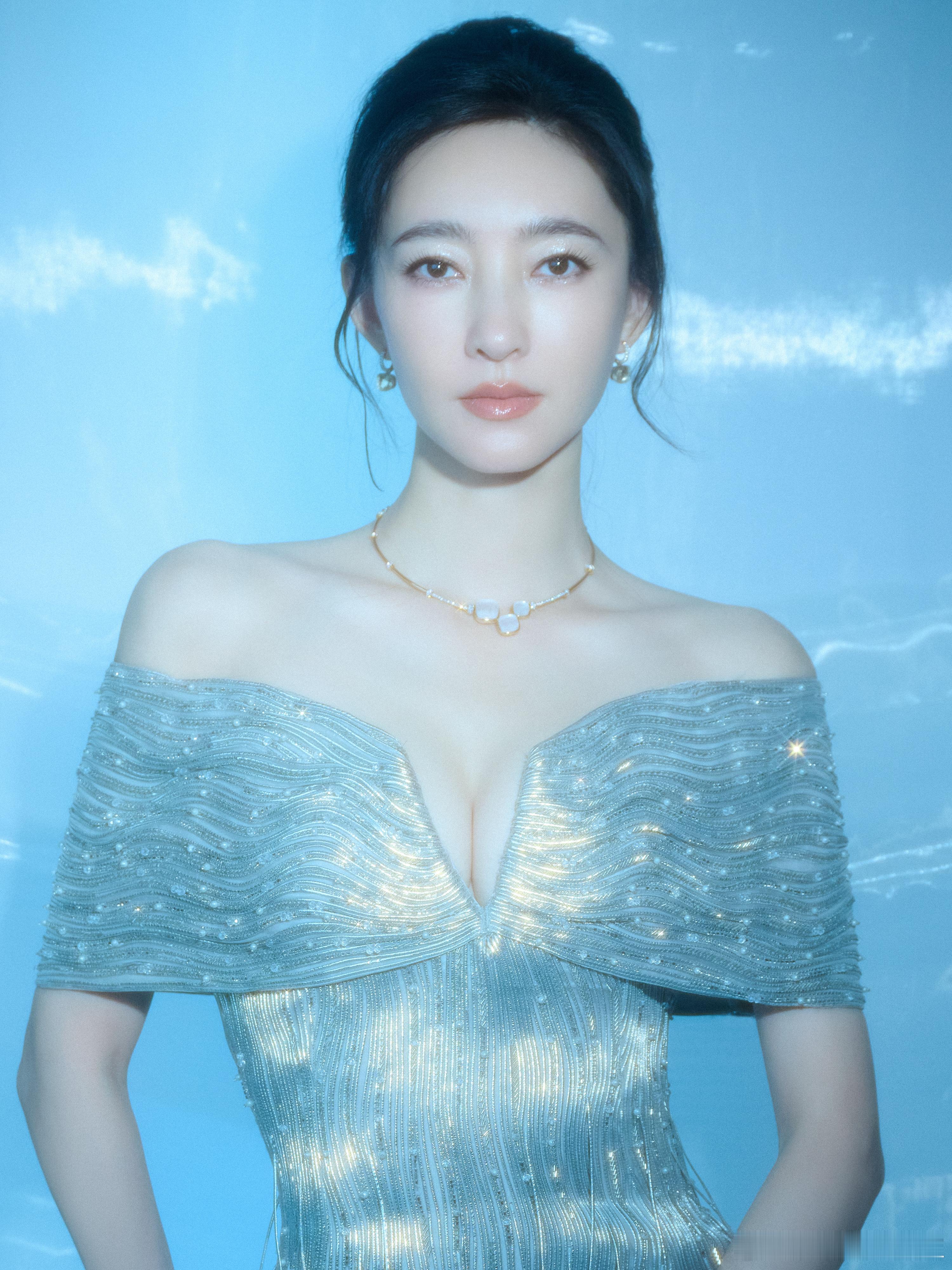 王丽坤这款一字肩礼服的深V剪裁太懂拿捏美感了，衬得线条饱满又精致，透着优雅又勾