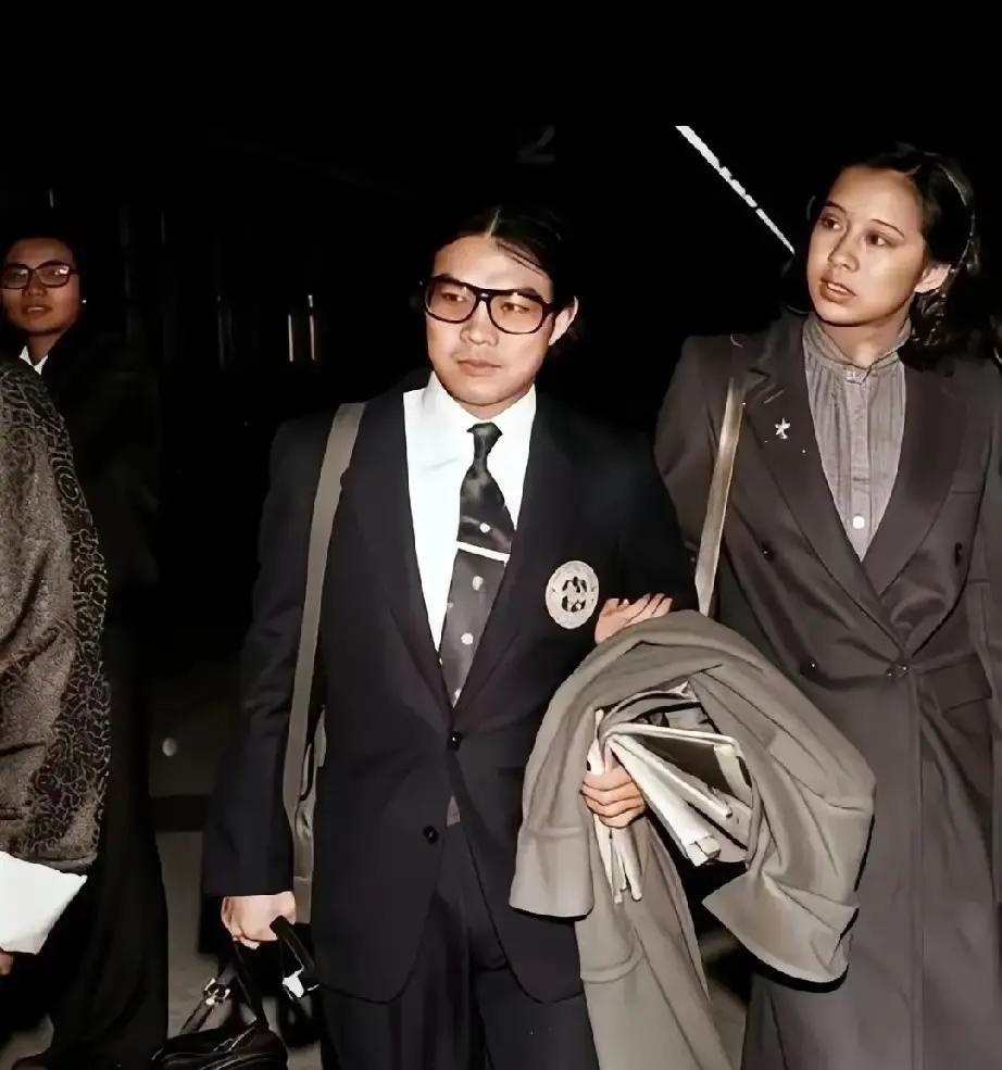 霍启刚突然甩出一张1979年的老照片，黑白的，他爸妈并肩站在南沙老宅的花园里，阳