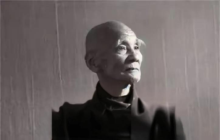 1946年，6000解放军被三万敌人包围，为了不泄露机密，旅长吴诚忠下令烧毁全部