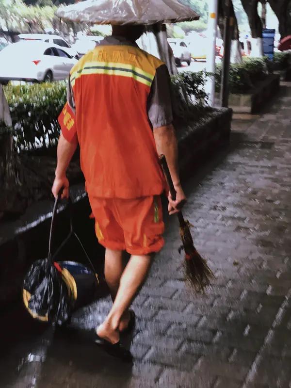 那个在暴雨中推车的环卫工，让无数人红了眼眶你有没有在某个瞬间，被一个陌生人狠