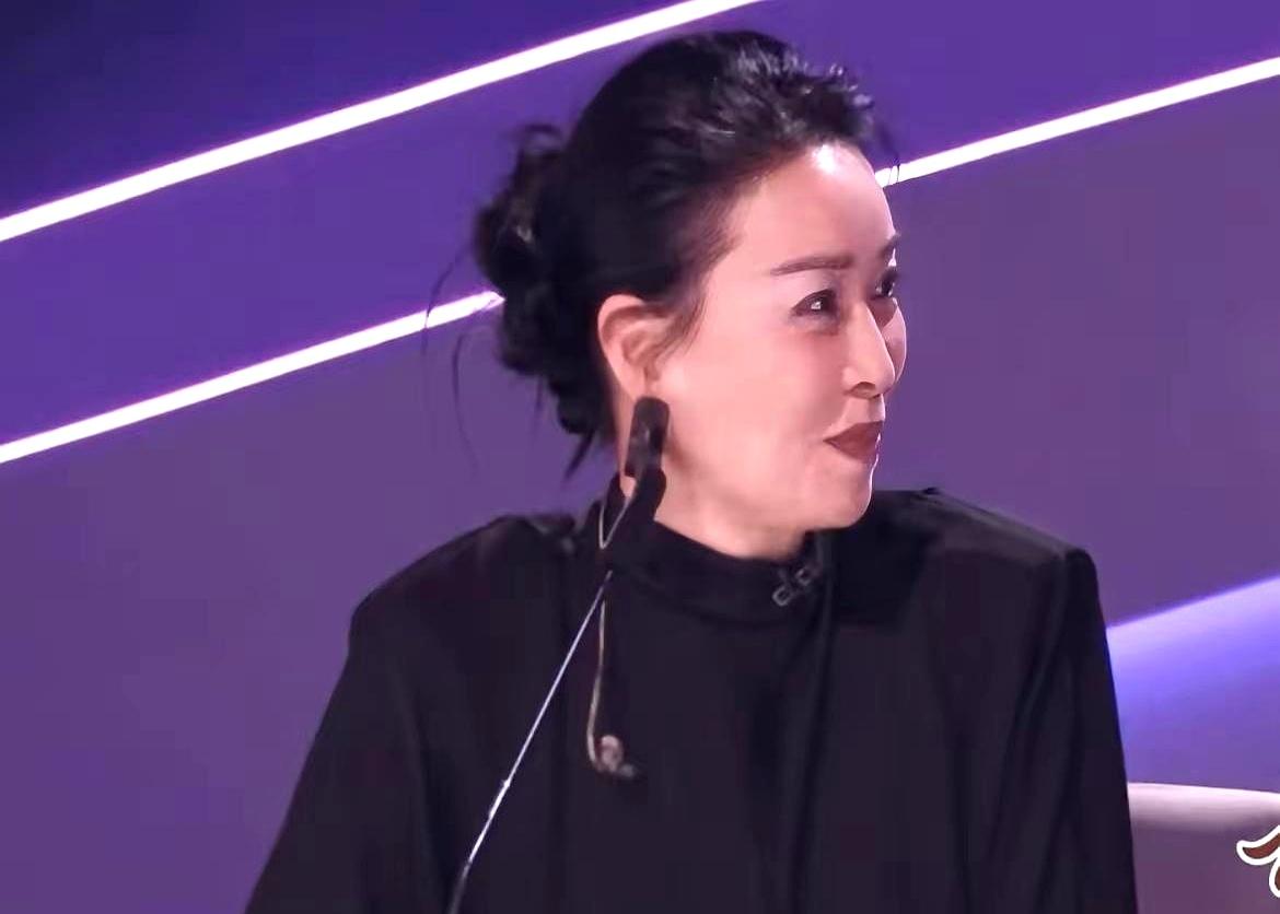 57岁秒回30岁不靠医美，不靠滤镜，那英用三件事把脸换了。发型遮