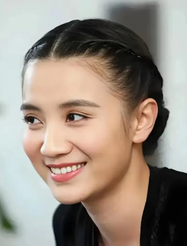 果然夫妻情深宋佳的另一半导演王伟在宋佳获奖之后以搂腰突围的方式夫妻双双把