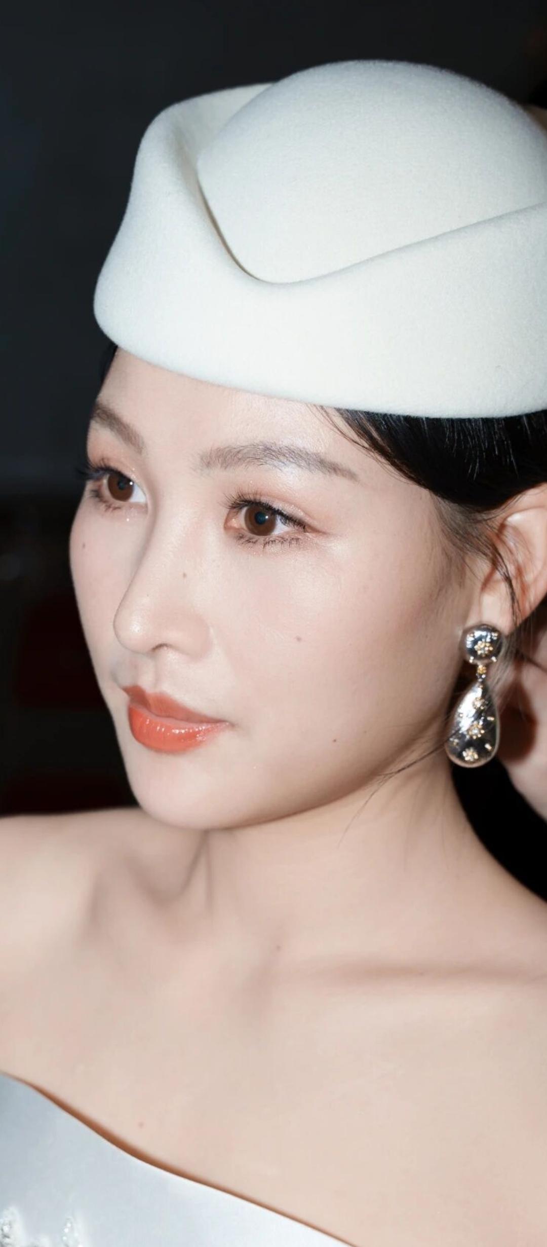 玉簪轻挽发，红妆映月华。