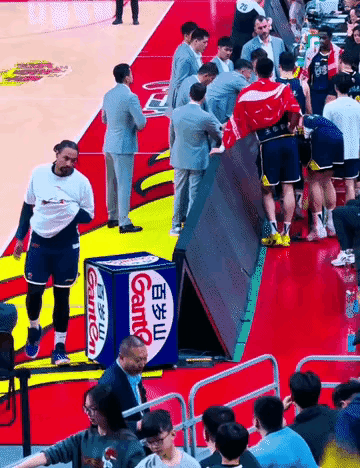 杜峰的话已经告诉球迷，窗口期要换萨林杰。有记者问杜峰窗口期会不会对外援进行调整