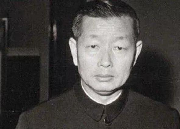 1971年7月，中国大使张伟烈在摩洛哥王宫出席盛宴，把酒言欢间，大量持枪