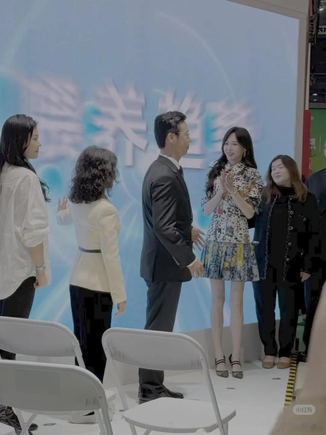 我的妈呀，唐嫣这腿也太细了