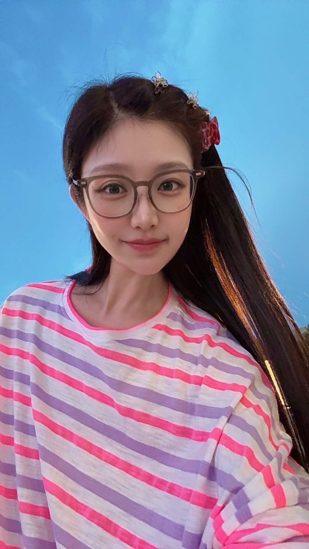 温度特别舒服，我和小酱在步行街溜达，我跟小酱说，你说，别人不会觉得我是你姐姐吧，