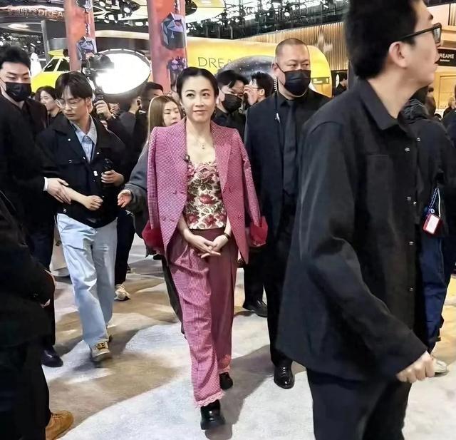 女首富甘比现身上海，面相看着就很有福气事业上甘比如今手握大企业的管理权，商