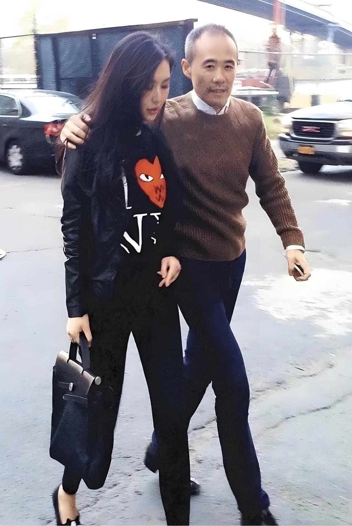 早期，王石与田朴珺的一张合影，王石搂着田朴珺的肩膀，走在大街上的画面。约20