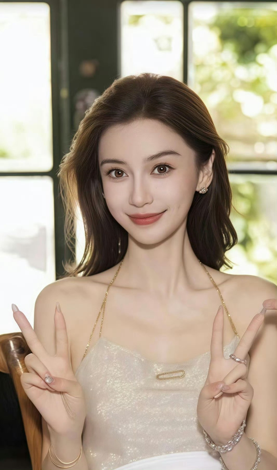 Angelababy在白纸上给粉丝签名有人在飞机上偶遇Angelababy，b