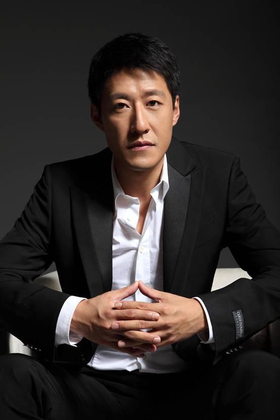 主持人李静，问演员于震，听说你耍大牌，把导演给打了。于震说，真是越传越邪乎，哪有