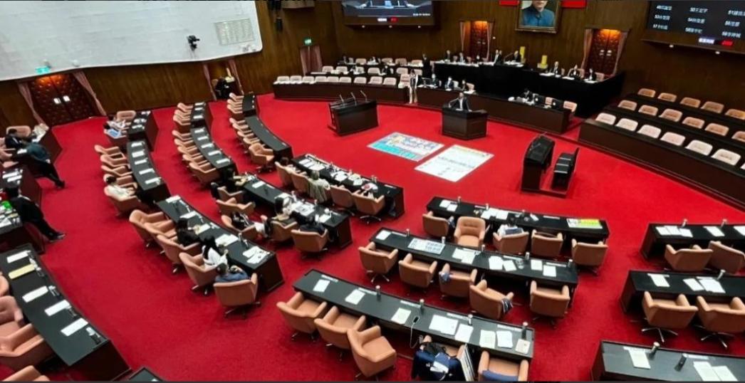 台湾政坛这几天真是炸了锅！民进党恐怕做梦都没想到，郑丽文竟然只用了短短8个小