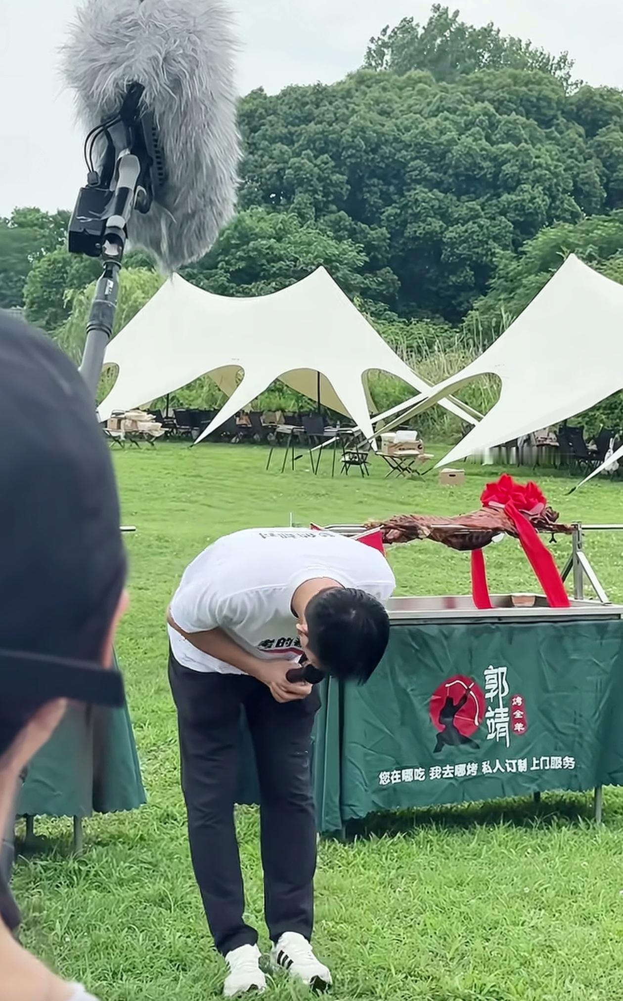 武亮90度鞠躬，在团建现场汇报业绩数据：我们没有给峰哥丢人！这个周末，武亮带