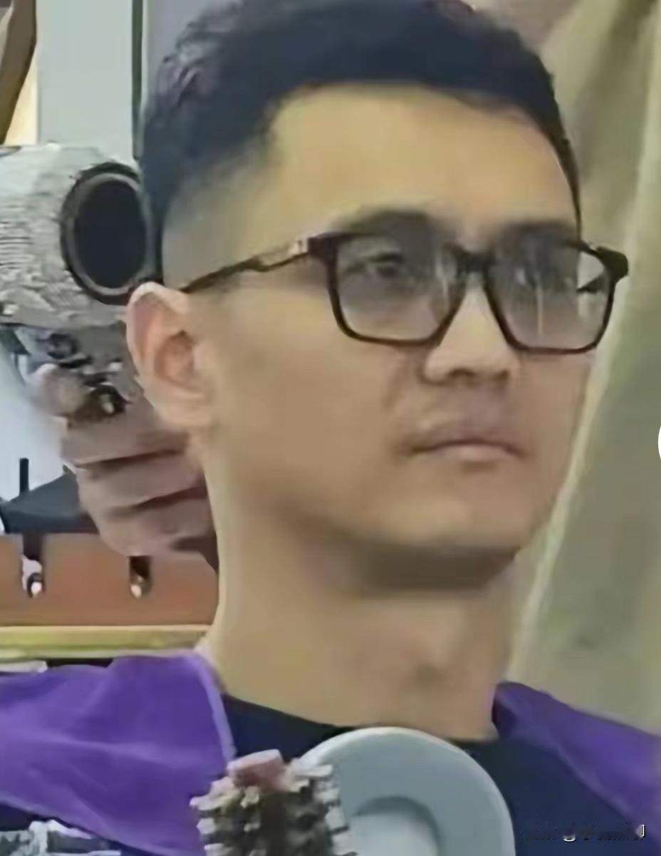 真以为互联网没有记忆啊！王宝强的前经纪人宋喆出狱后，也在抖音开启直播带货了。