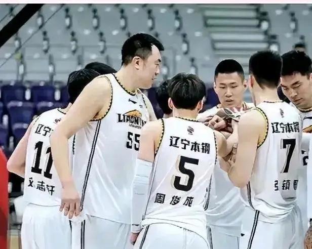 辽宁男篮全运会阵容年龄与年薪一览；杨鸣——主教练，年薪350万元；赵继伟