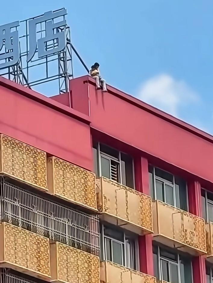 抱着孩子跳楼，这是被逼到多绝望的份儿上，她才会抱着孩子站在楼顶上啊？自己实在没