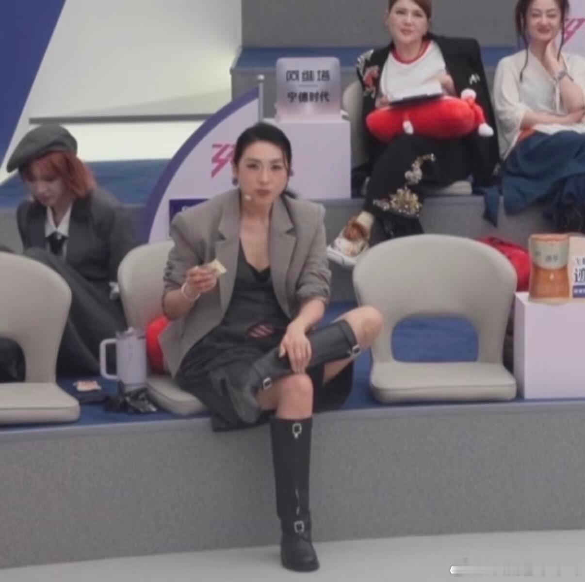 乘风2026淡淡的坐姿给我笑的⚠️